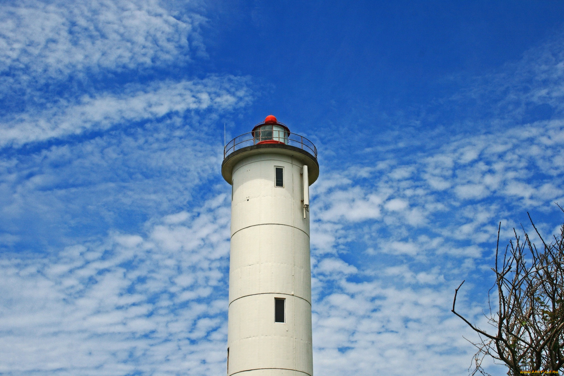 Маяк небо. Маяк Lighthouse Beacon. Кипр башня-Маяк. Томск башня Маяк. Сестрорецк Маячная башня.